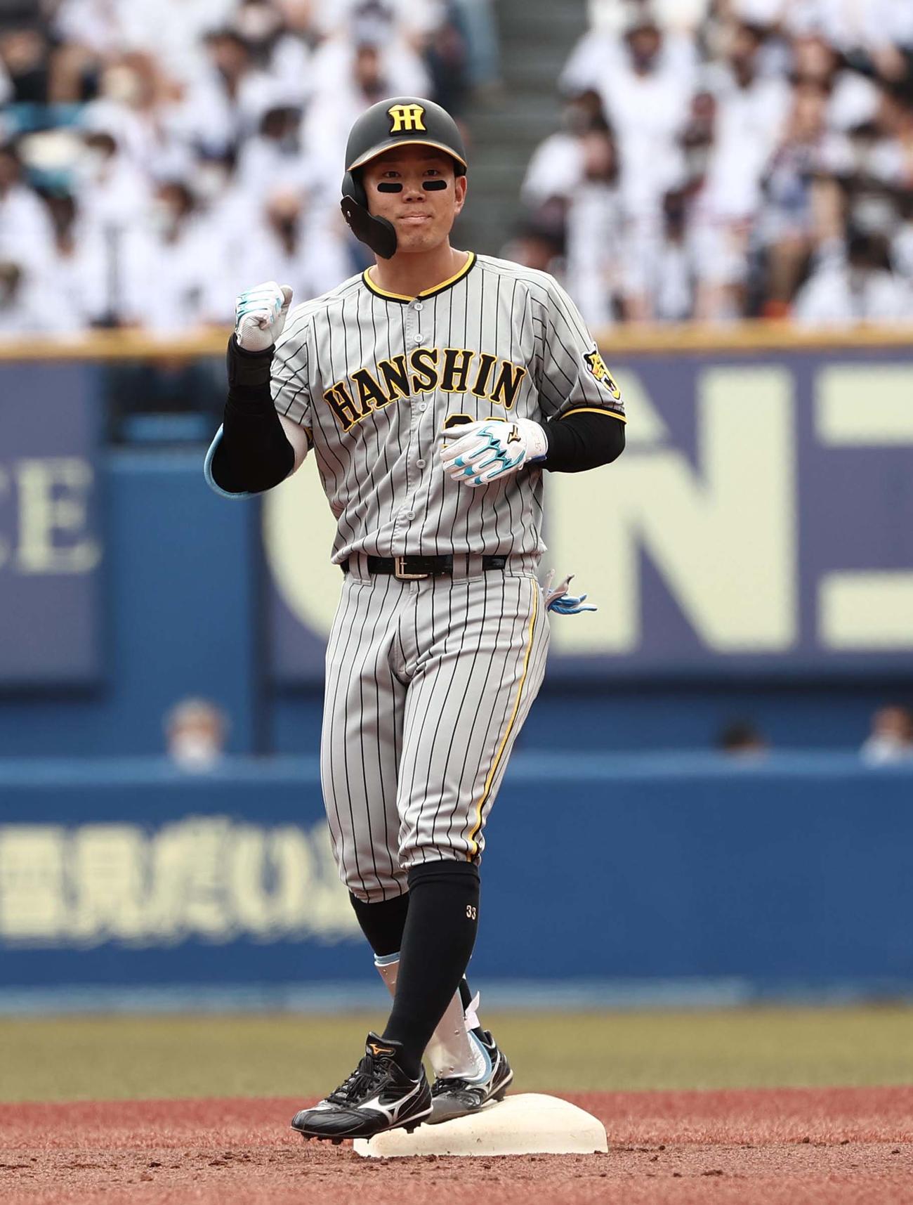 ロッテ対阪神　1回表阪神2死三塁、糸原は右越えへ適時二塁打を放ちガッツポーズする（撮影・上田博志）