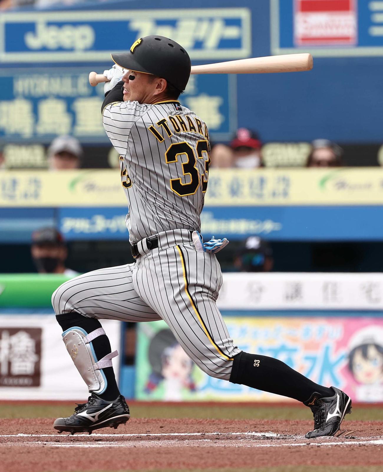 ロッテ対阪神　1回表阪神2死三塁、糸原は右越えへ適時二塁打を放つ（撮影・上田博志）