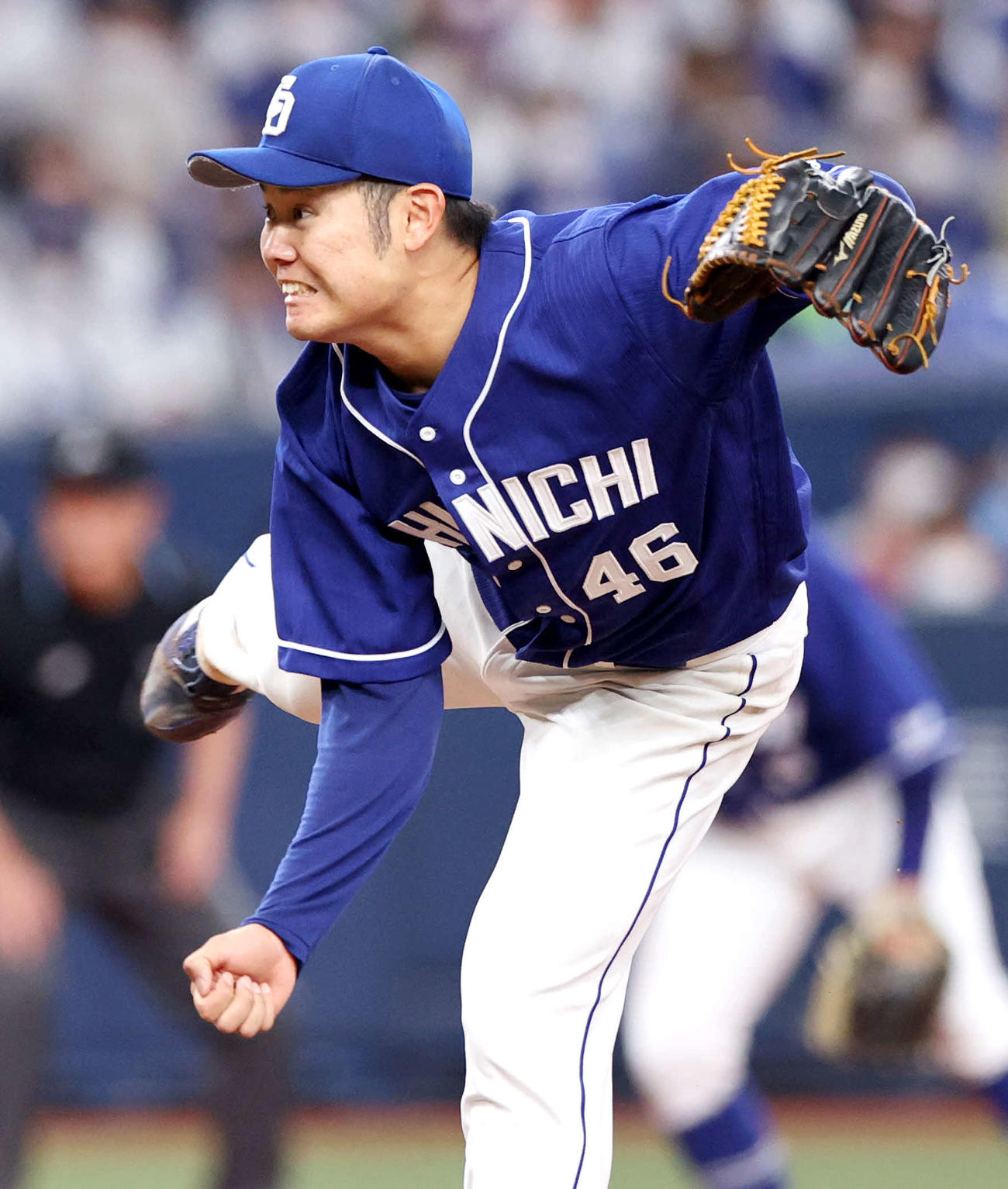 オリックス対中日　力投する中日先発の鈴木（撮影・上山淳一）