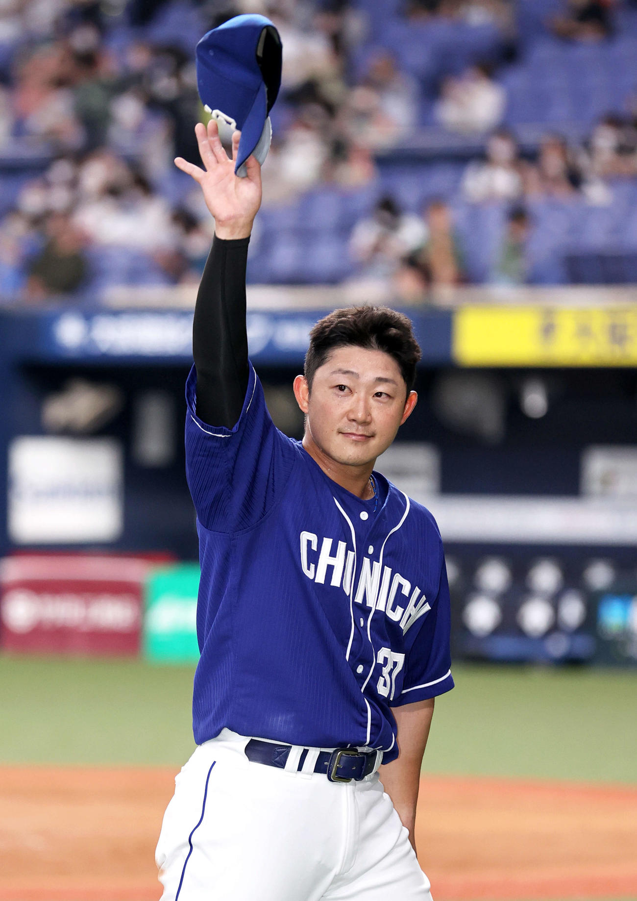 オリックス対中日　ヒーローの三ツ俣はファンの歓声に帽子をあげて応える（撮影・上山淳一）
