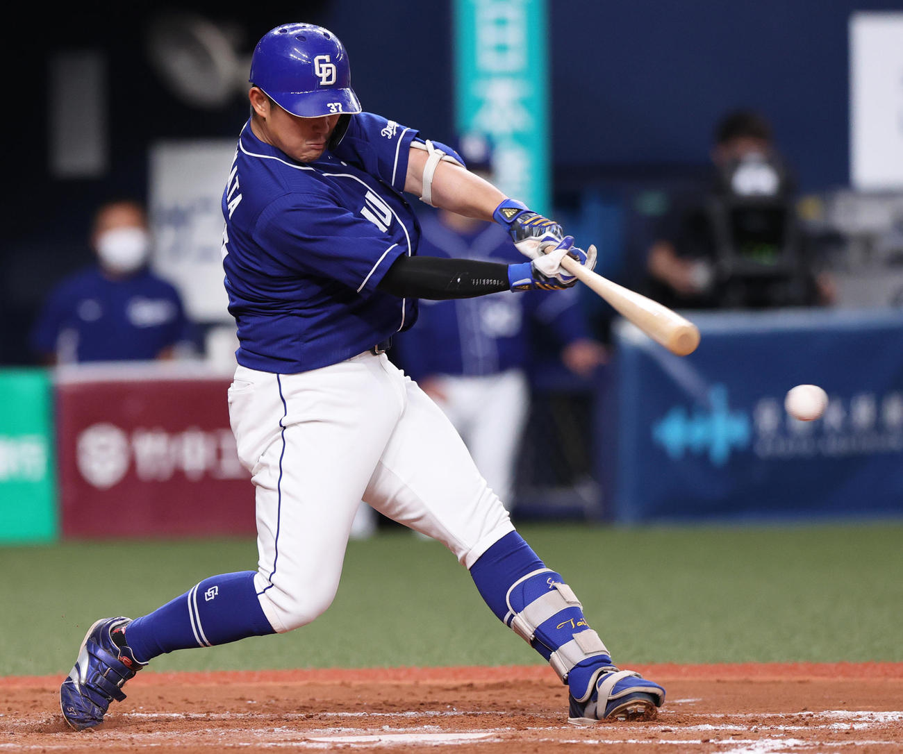 オリックス対中日　8回表2死一、二塁、三ツ俣左前適時打を放つ（撮影・上山淳一）