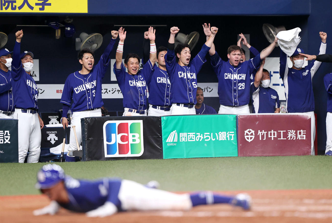 オリックス対中日　8回表2死一、二塁、三ツ俣の左前適時打で高松（手前）が生還し喜ぶ中日ナイン（撮影・上山淳一）