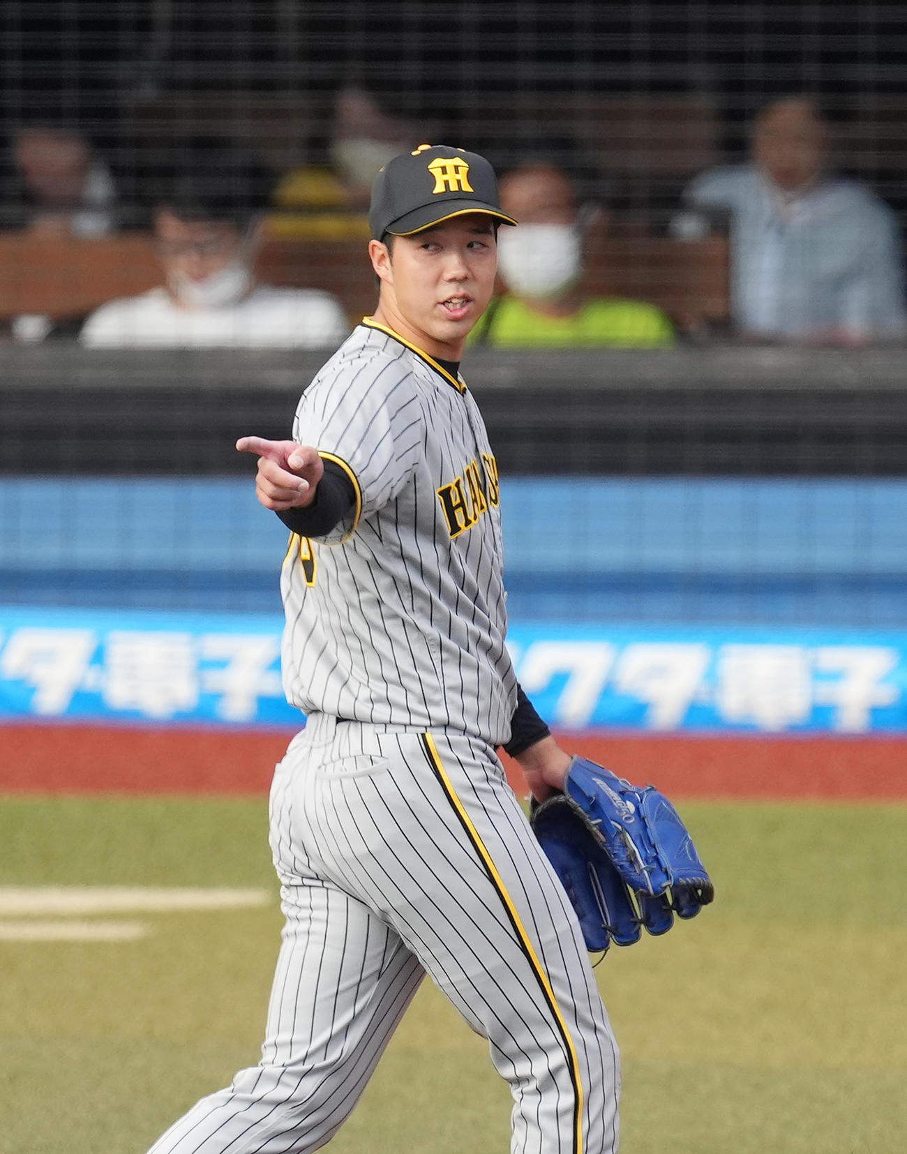 ロッテ対阪神　7回の投球を終え、ナインに声をかける青柳（撮影・菅敏）