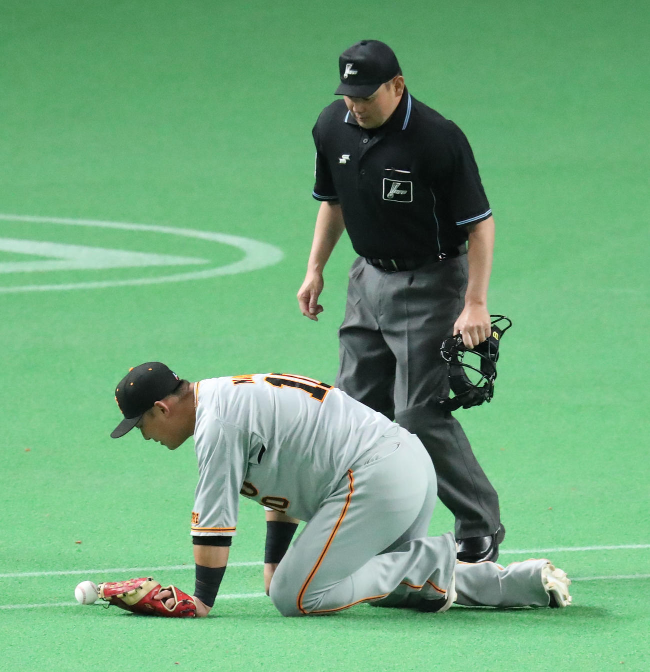 日本ハム対巨人　4回裏日本ハム無死一、二塁、宇佐見の打球がラインを越えず安打を許す中田（撮影・佐藤翔太）