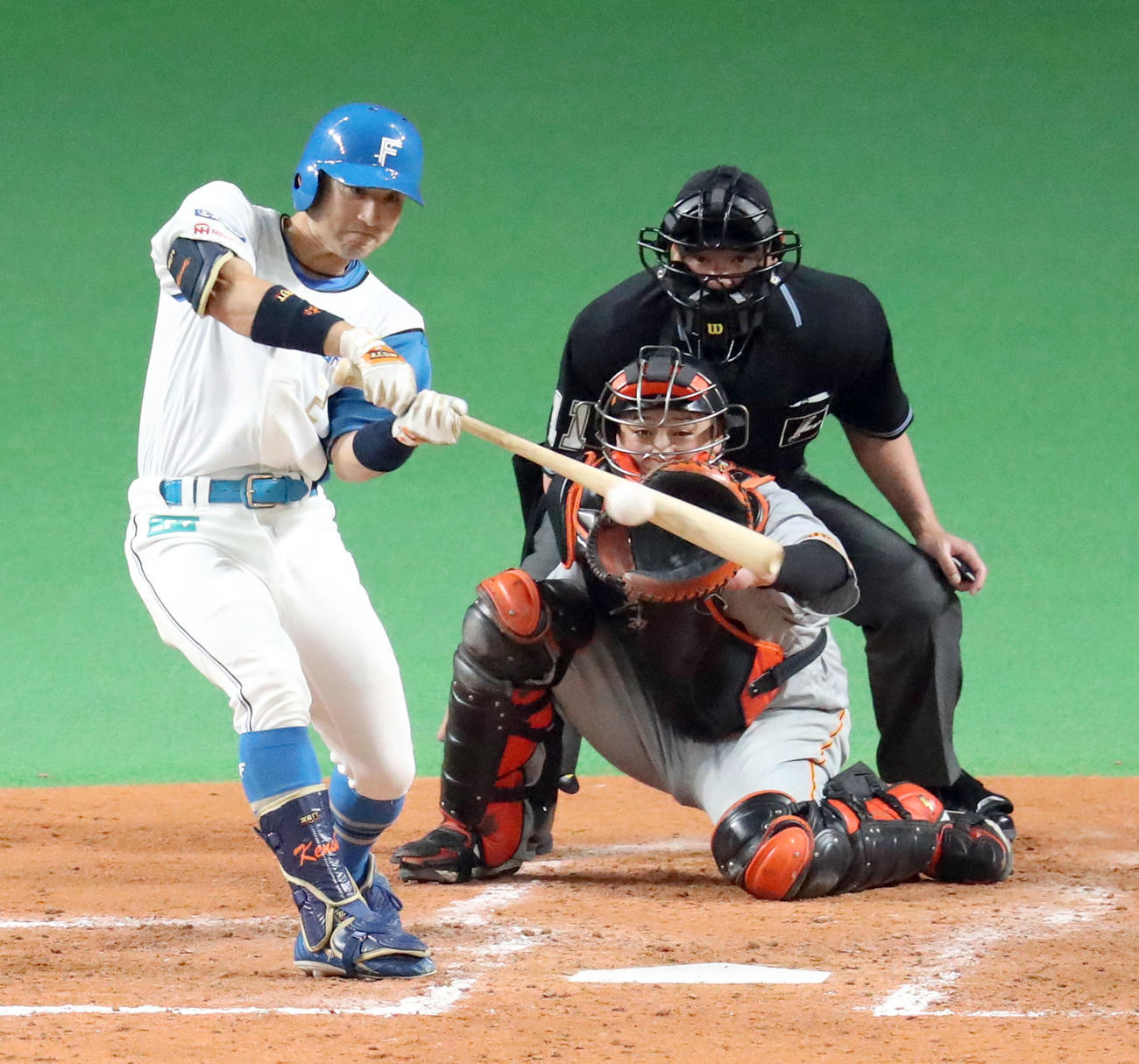 日本ハム対巨人　4回裏日本ハム無死満塁、杉谷拳士は右前適時打を放つ（撮影・佐藤翔太）
