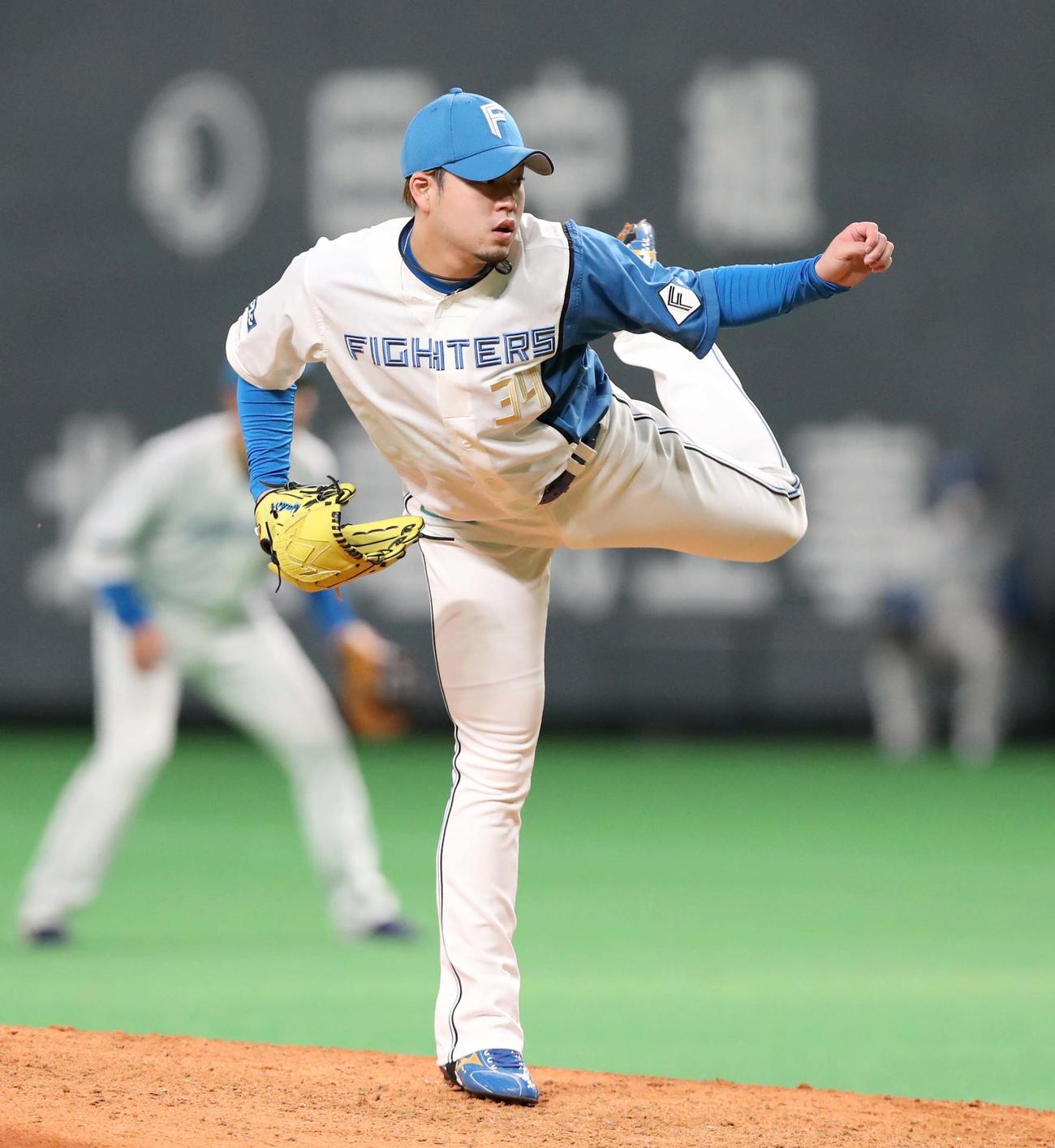 日本ハム対巨人　8回に登板の堀（撮影・黒川智章）