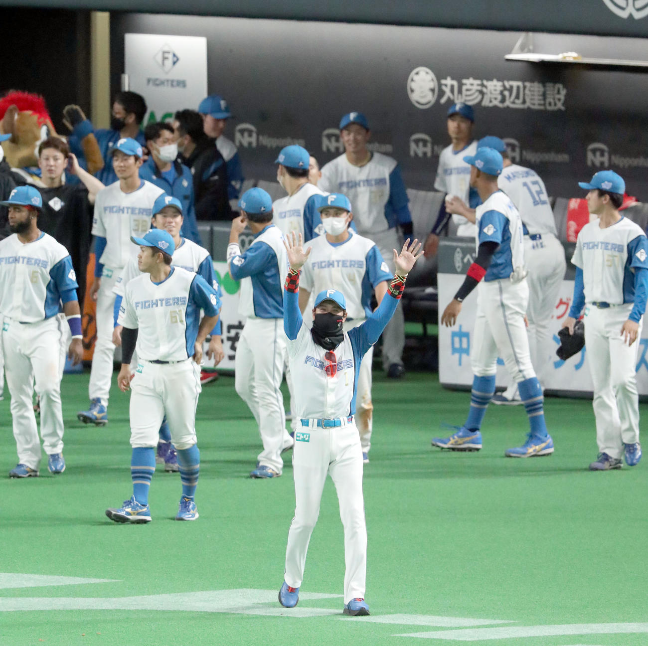 日本ハム対巨人　試合終了後、スタンド応援席のファンに手を振ってあいさつをする日本ハム新庄監督（撮影・佐藤翔太）