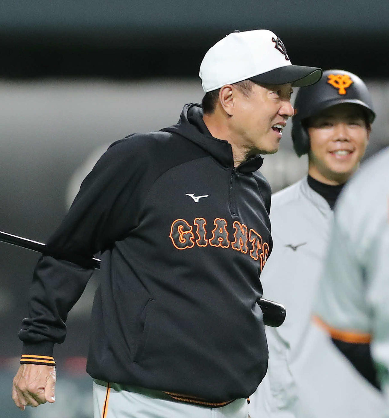 日本ハム対巨人　試合前、練習を見る巨人原監督（撮影・河田真司）
