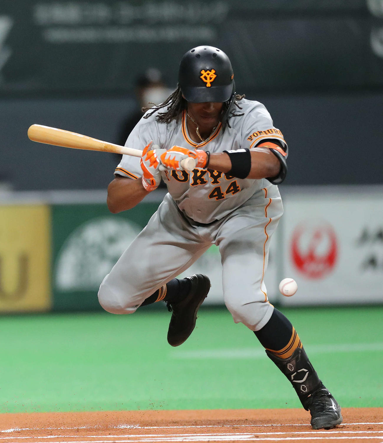 日本ハム対巨人　1回表巨人1死、死球を受けるウォーカー（撮影・河田真司）