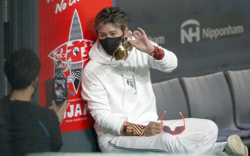 日本ハム対巨人　日本ハム新庄監督はインスタライブでサングラスを紹介する（撮影・佐藤翔太）