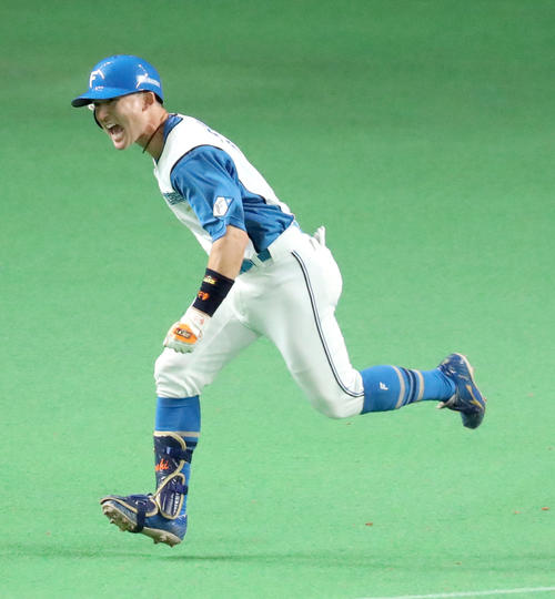 4回裏日本ハム無死満塁、杉谷は右前適時打を放ちほえる（撮影・佐藤翔太）