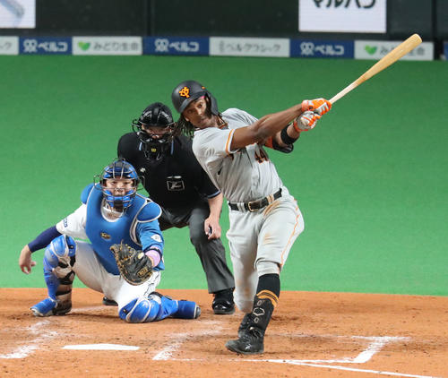 日本ハム対巨人　5回表巨人1死満塁、ウォーカーは左犠飛を放つ（撮影・佐藤翔太）