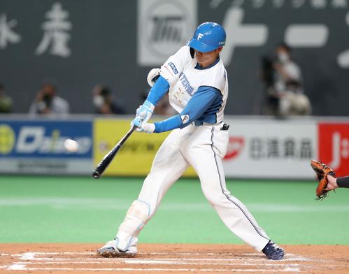 日本ハム対巨人　6回裏日本ハム2死、右中間に二塁打を放つ清宮（撮影・黒川智章）
