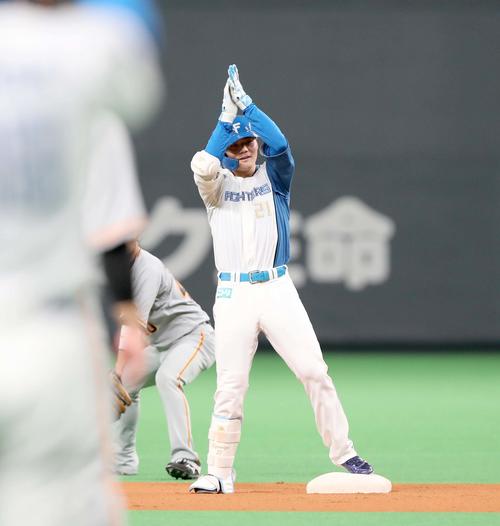 日本ハム対巨人　6回裏日本ハム2死、右中間に二塁打を放ち手をたたく清宮（撮影・黒川智章）