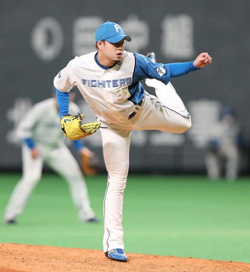 日本ハム対巨人　8回に登板の堀（撮影・黒川智章）