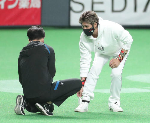 日本ハム対巨人　試合前、インスタライブでプラダの靴を見せる日本ハム新庄監督（撮影・河田真司）