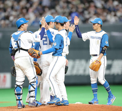 日本ハム対巨人　巨人に勝利し、マウンドに集まる日本ハムナイン（撮影・河田真司）