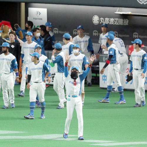 日本ハム対巨人　試合終了後、スタンド応援席のファンに手を振ってあいさつをする日本ハム新庄監督（撮影・佐藤翔太）