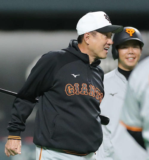 日本ハム対巨人　試合前、練習を見る巨人原監督（撮影・河田真司）