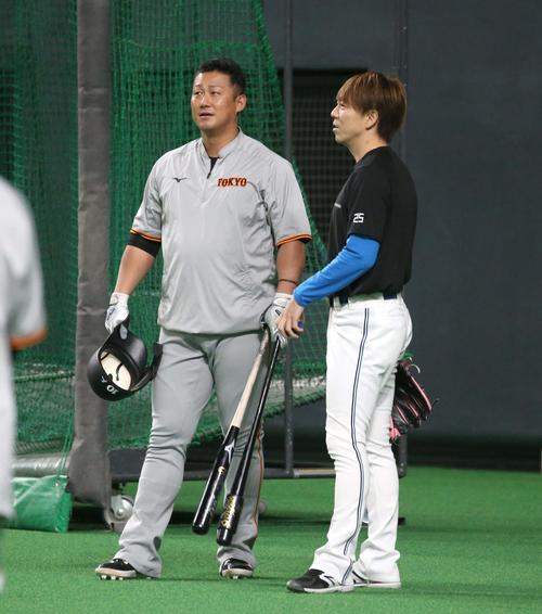 日本ハム対巨人　試合前、巨人中田（左）と話す日本ハム宮西（撮影・黒川智章）