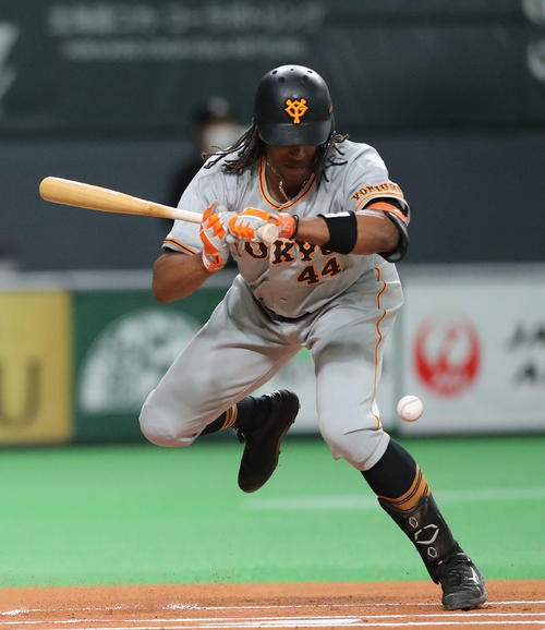 日本ハム対巨人　1回表巨人1死、死球を受けるウォーカー（撮影・河田真司）