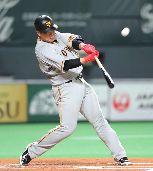 日本ハム対巨人　2回表巨人無死、右越えに通算150号本塁打を放つ岡本和（撮影・河田真司）