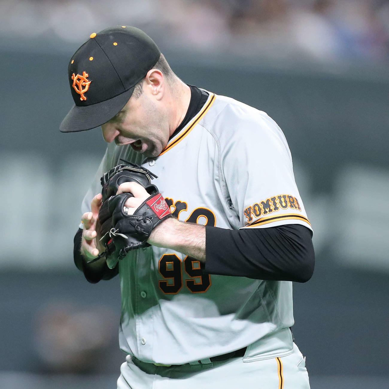 日本ハム対巨人　6回裏を終え、清宮に2打席連続本塁打を許したシューメーカーは悔しそうにグラブにかぶりつく（撮影・河田真司）