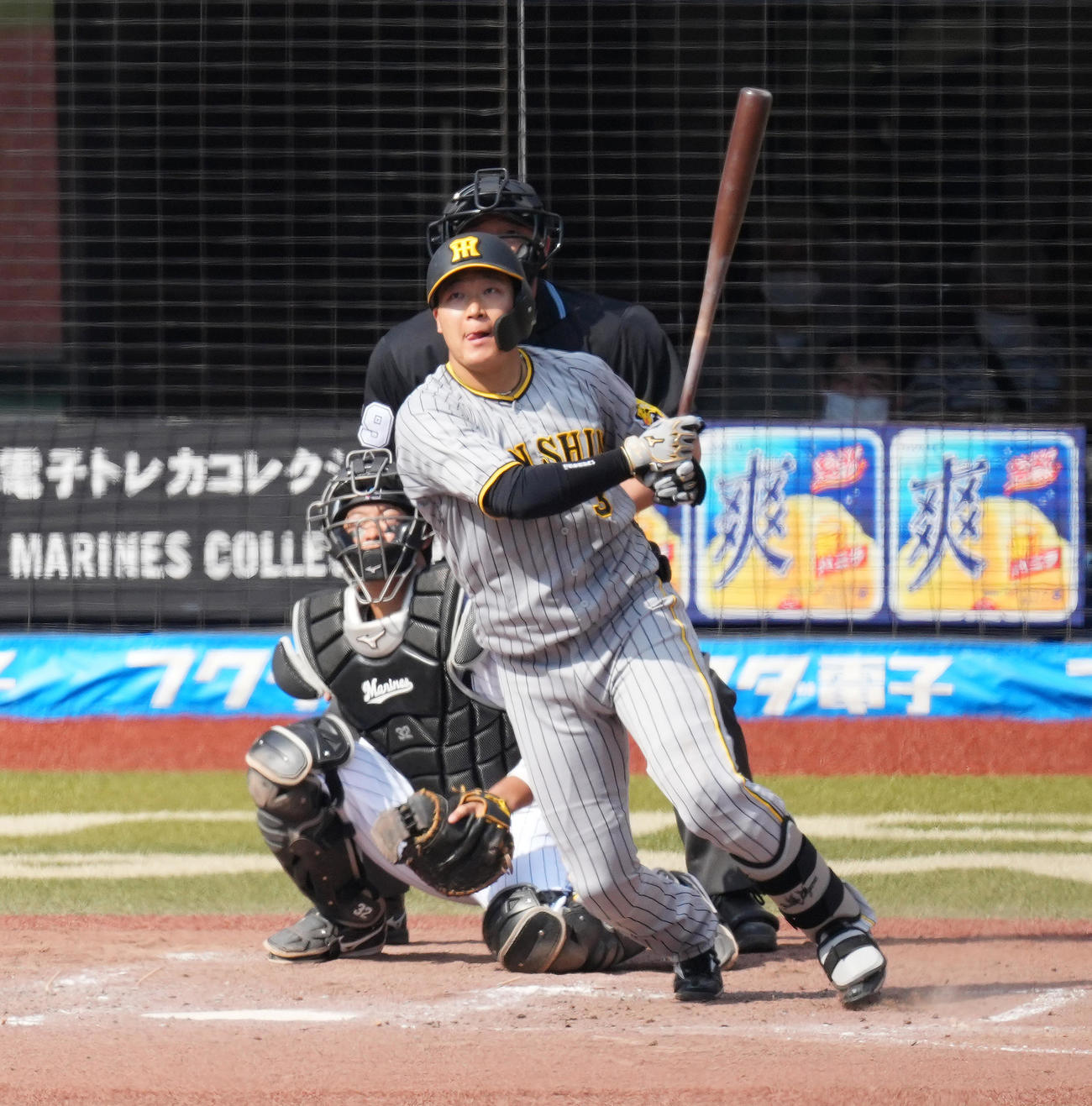 ロッテ対阪神　5回表阪神1死、中前打を放つ大山（撮影・菅敏）