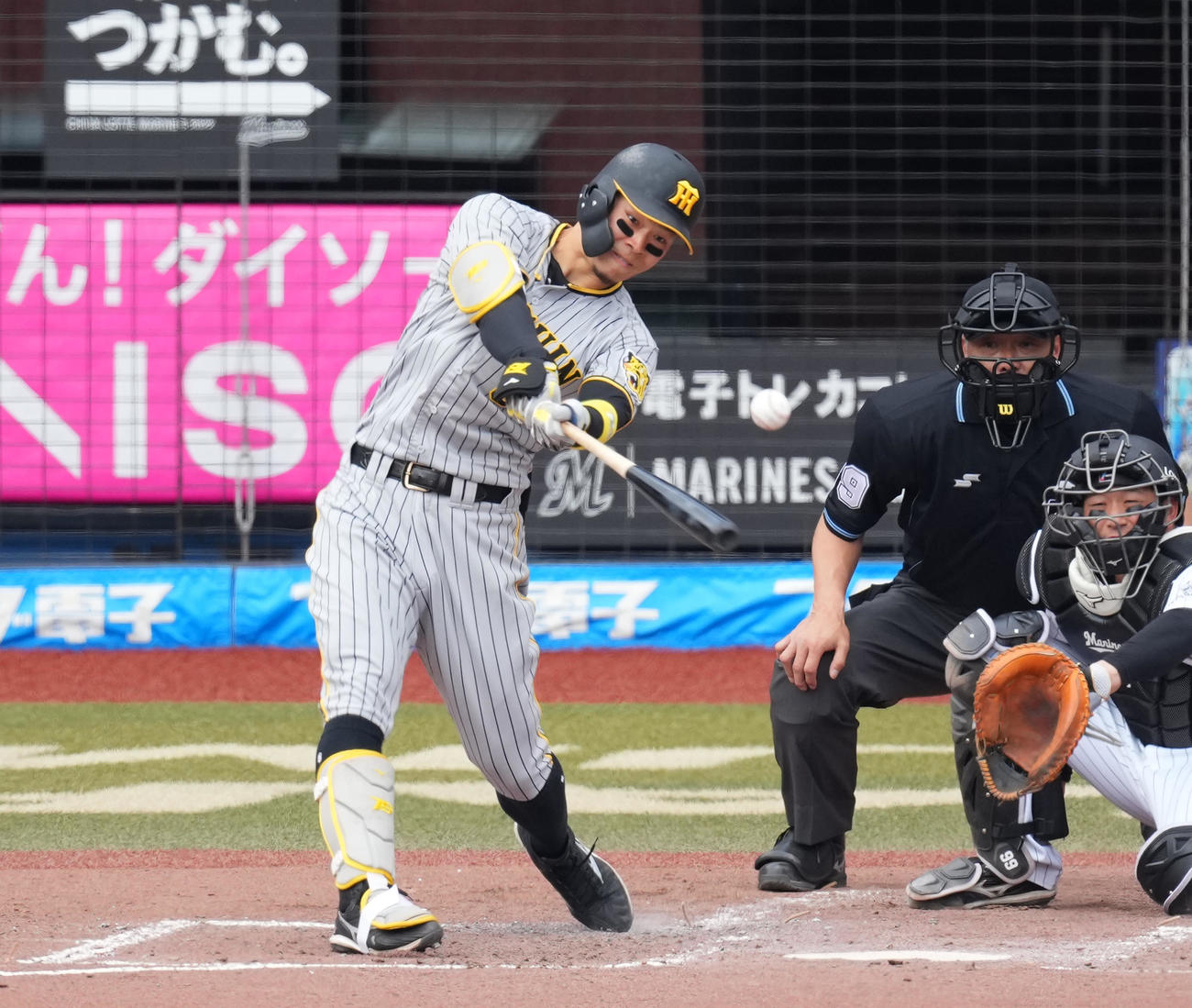 ロッテ対阪神　3回表阪神1死一塁、中適時三塁打を放つ佐藤輝（撮影・菅敏）