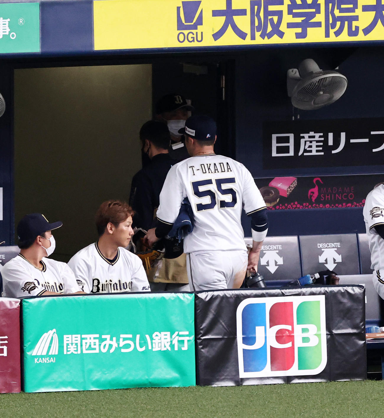 オリックス対阪神　3回表阪神2死、T－岡田は打者中野を迎えた場面で大里と交代する（2022年3月18日）