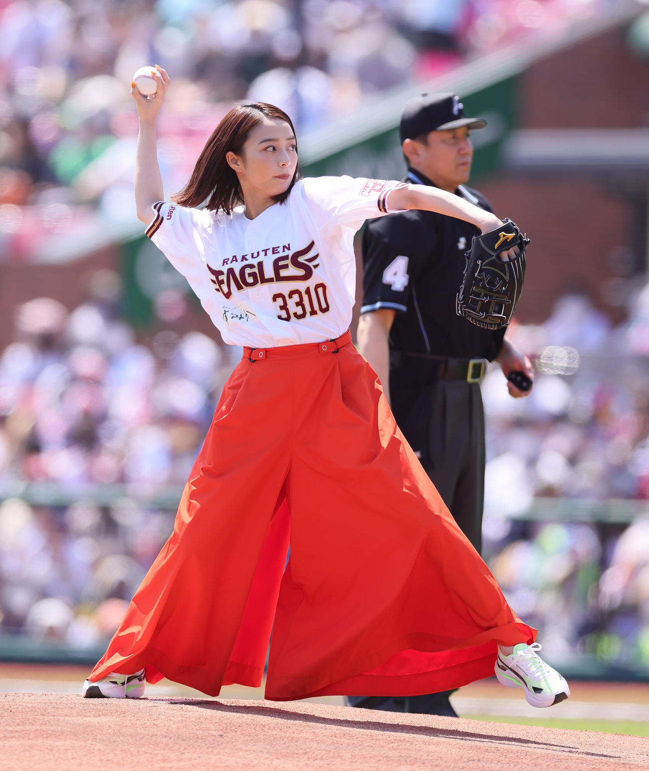 楽天対ヤクルト　始球式に登場した宇垣美里（撮影・足立雅史）
