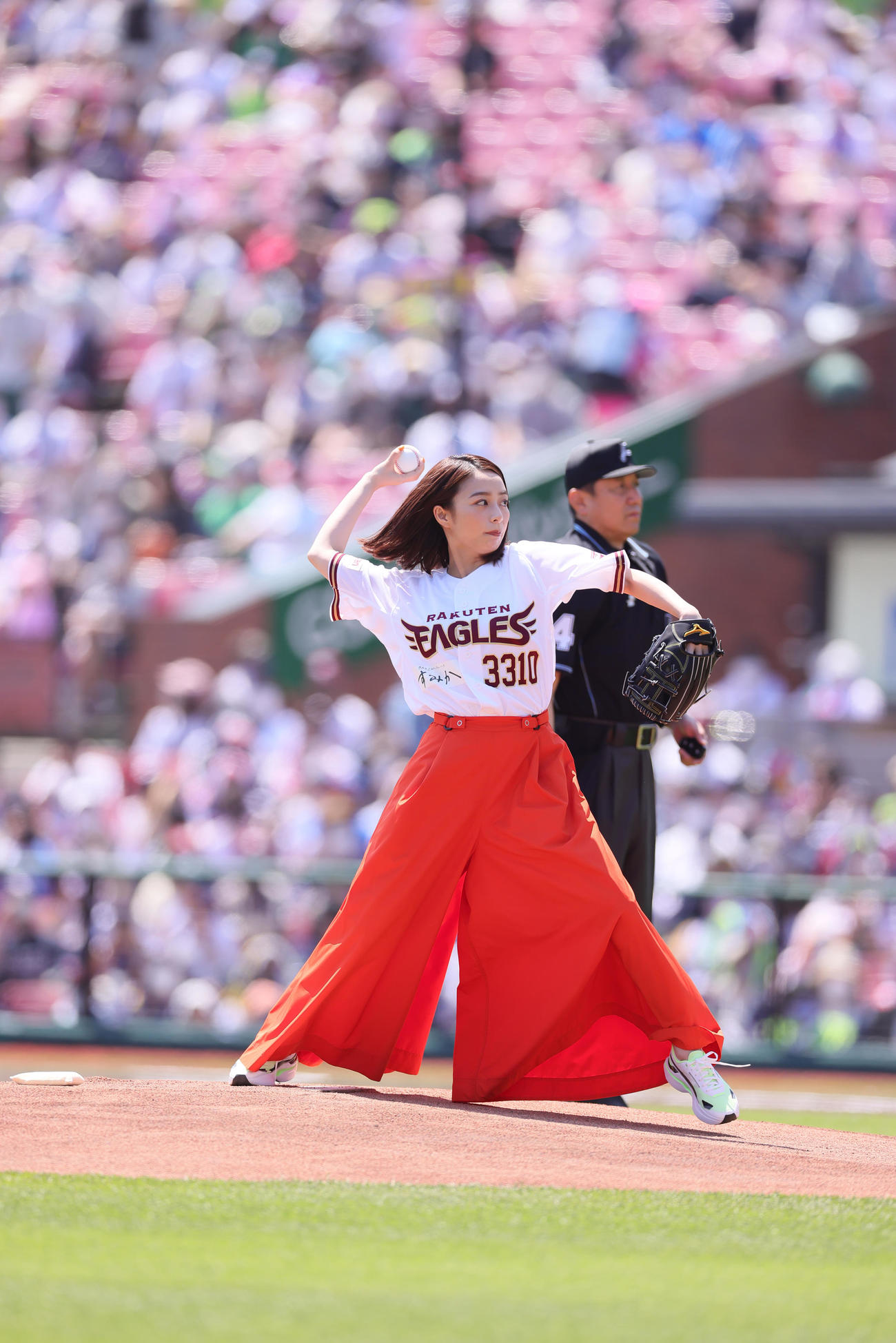 楽天対ヤクルト　始球式に登場した宇垣美里（撮影・足立雅史）