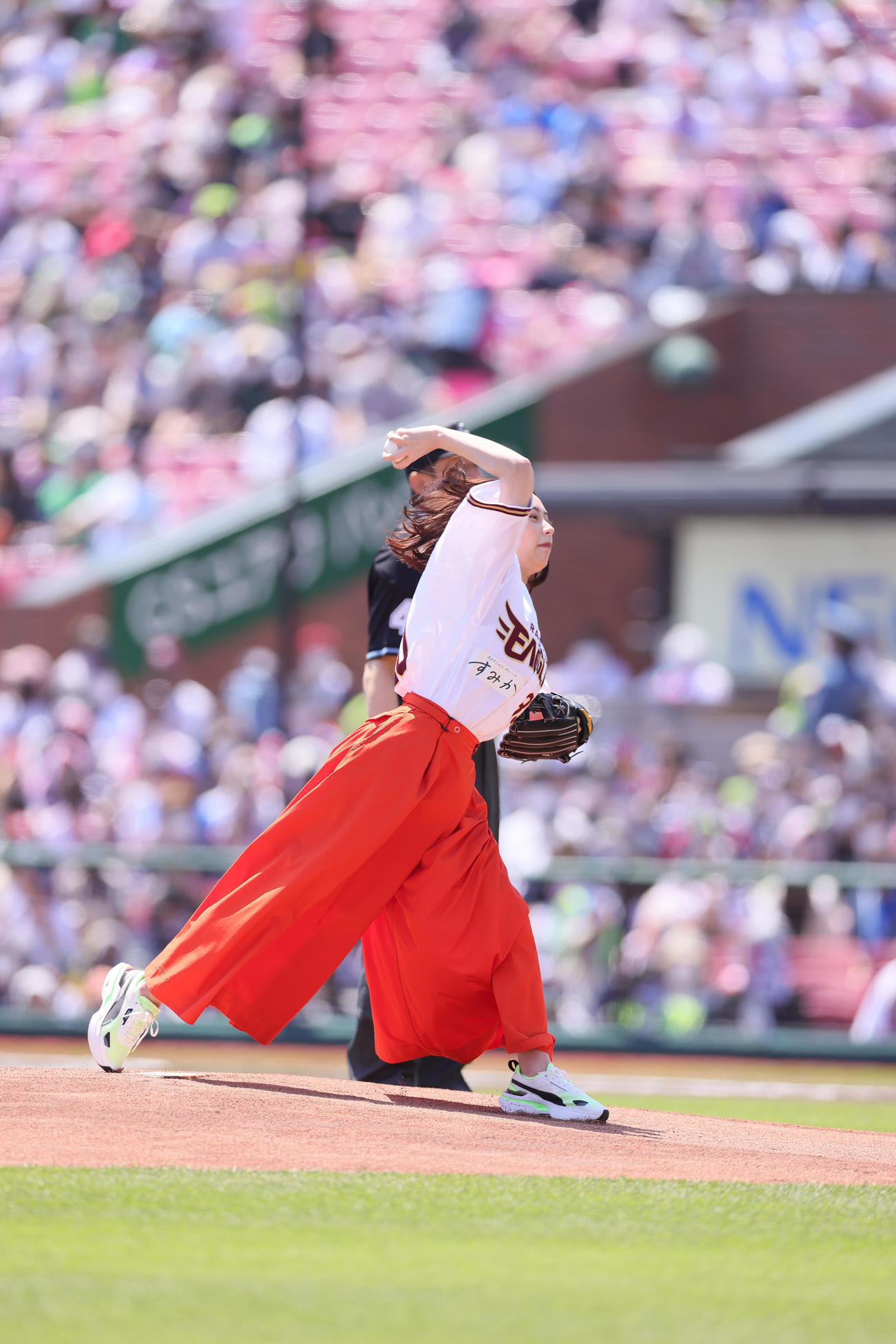 楽天対ヤクルト　始球式に登場した宇垣美里（撮影・足立雅史）