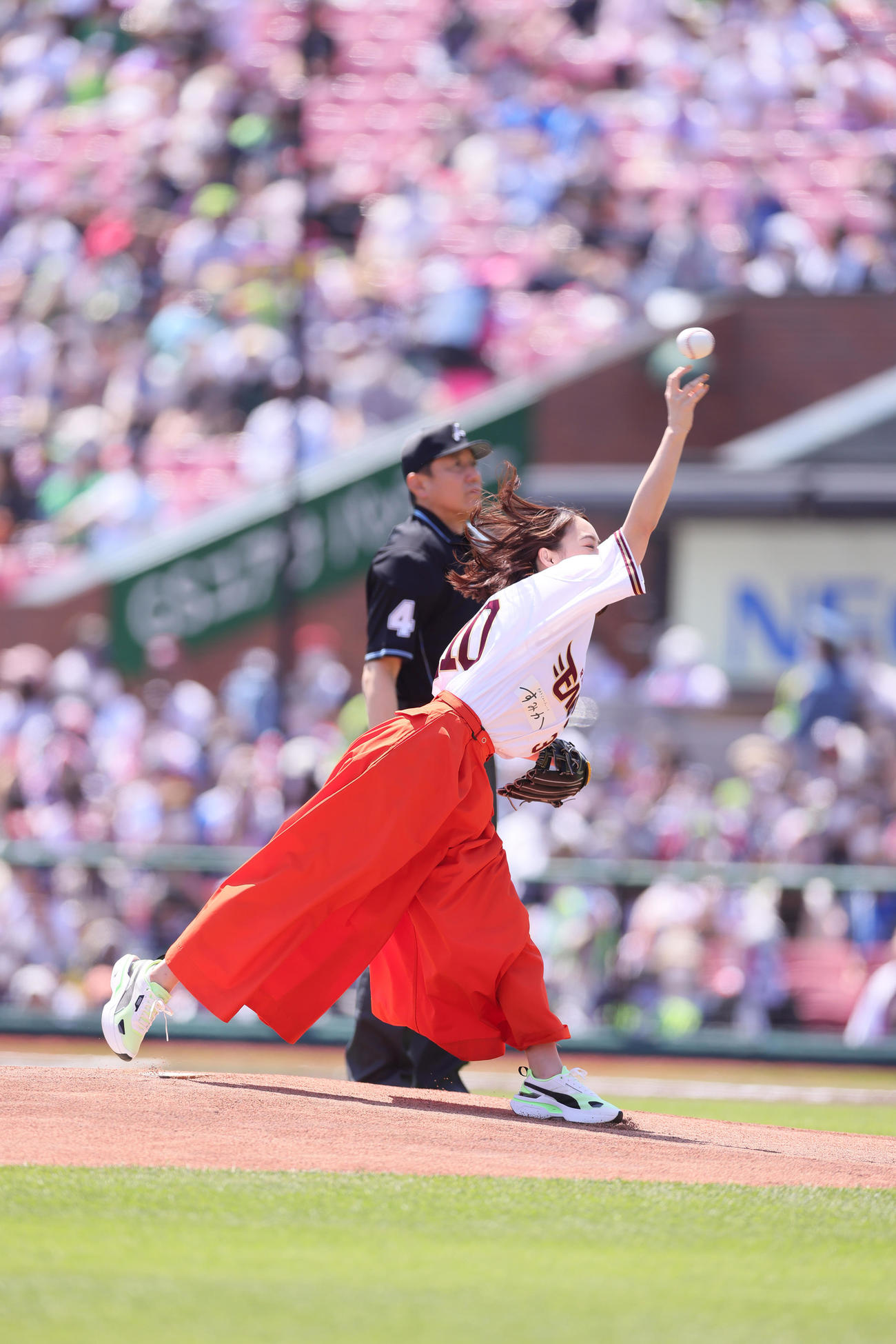 楽天対ヤクルト　始球式に登場した宇垣美里（撮影・足立雅史）
