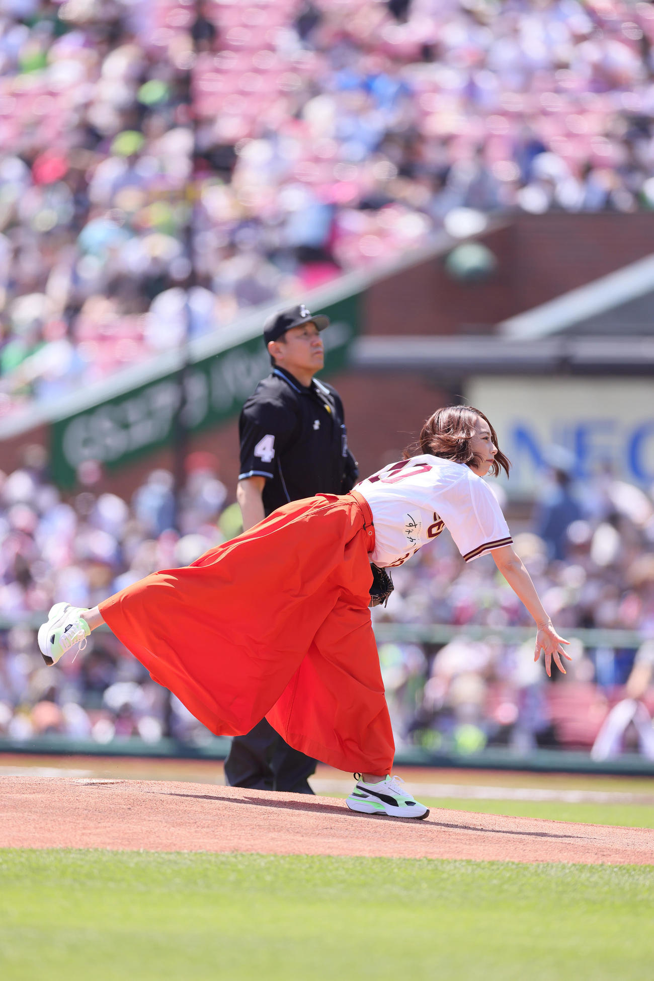 楽天対ヤクルト　始球式に登場した宇垣美里（撮影・足立雅史）
