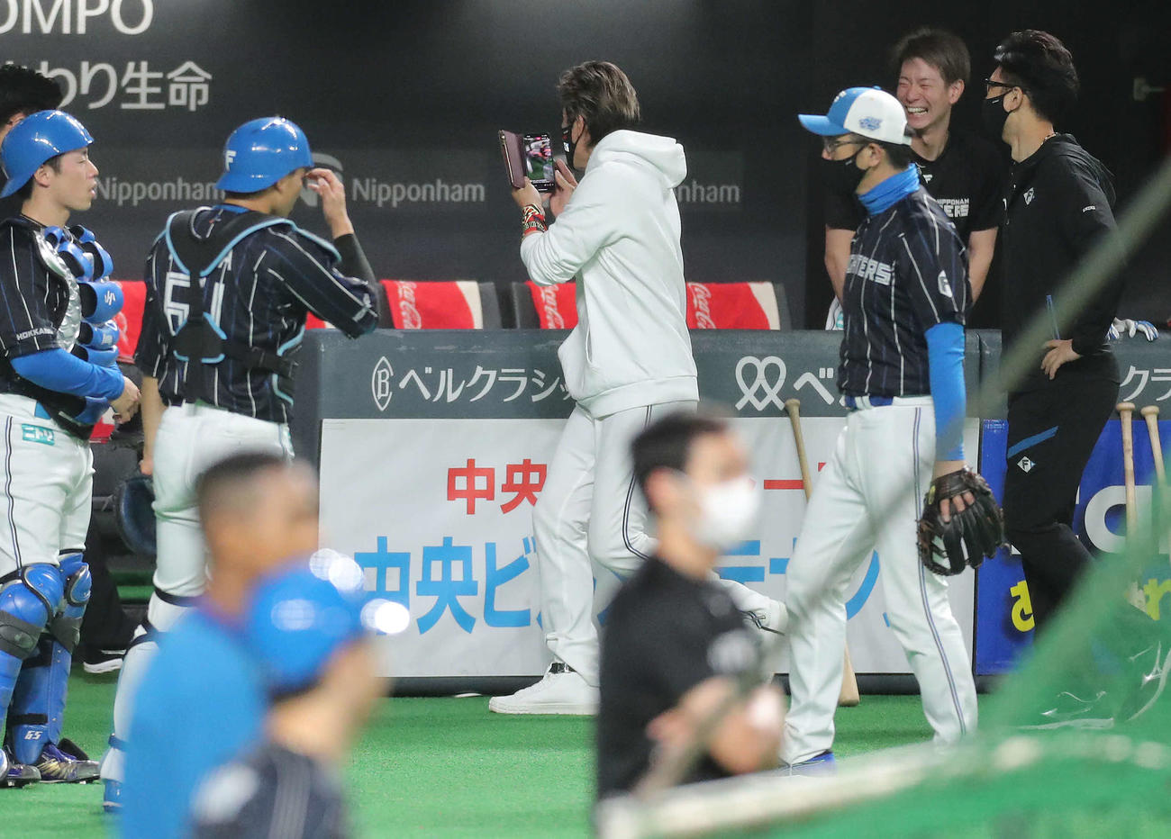 日本ハム対巨人　試合前、インスタライブする日本ハム新庄監督（撮影・河田真司）