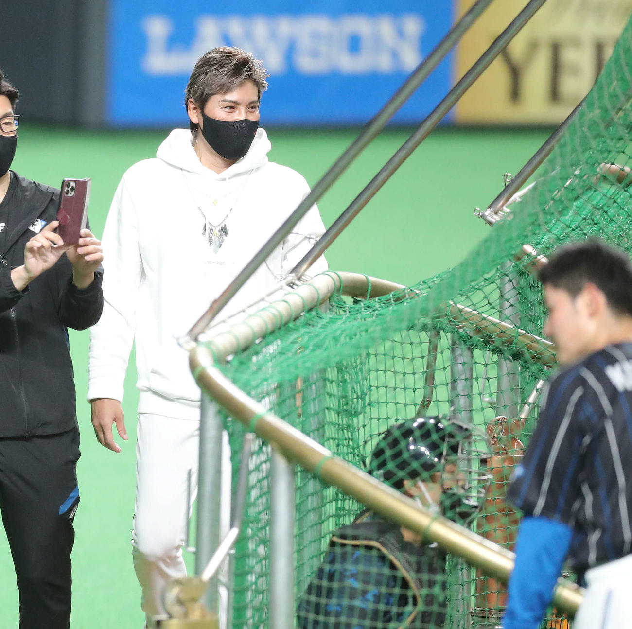 日本ハム対巨人　試合前、インスタライブする日本ハム新庄監督（撮影・河田真司）