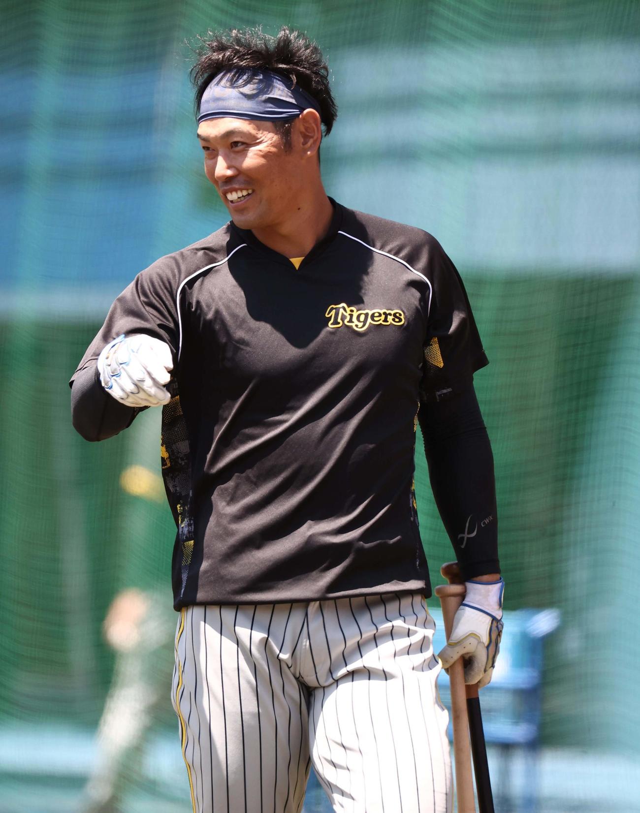 ロッテ対阪神　原口は笑顔を見せながら練習に励む（撮影・上田博志）