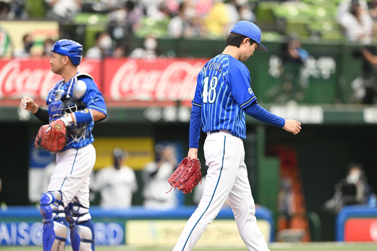 西武対DeNA　3回裏西武1死一、三塁、山川穂高に犠飛を浴び先制を許した京山将弥（右）と嶺井博希（撮影・滝沢徹郎）
