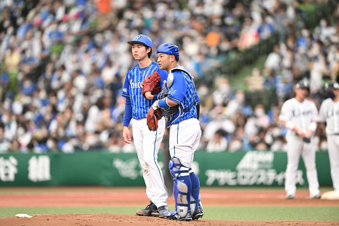 西武対DeNA　2回、ピンチにマウンドで話すDeNA京山将弥（左）と嶺井博希（撮影・滝沢徹郎）