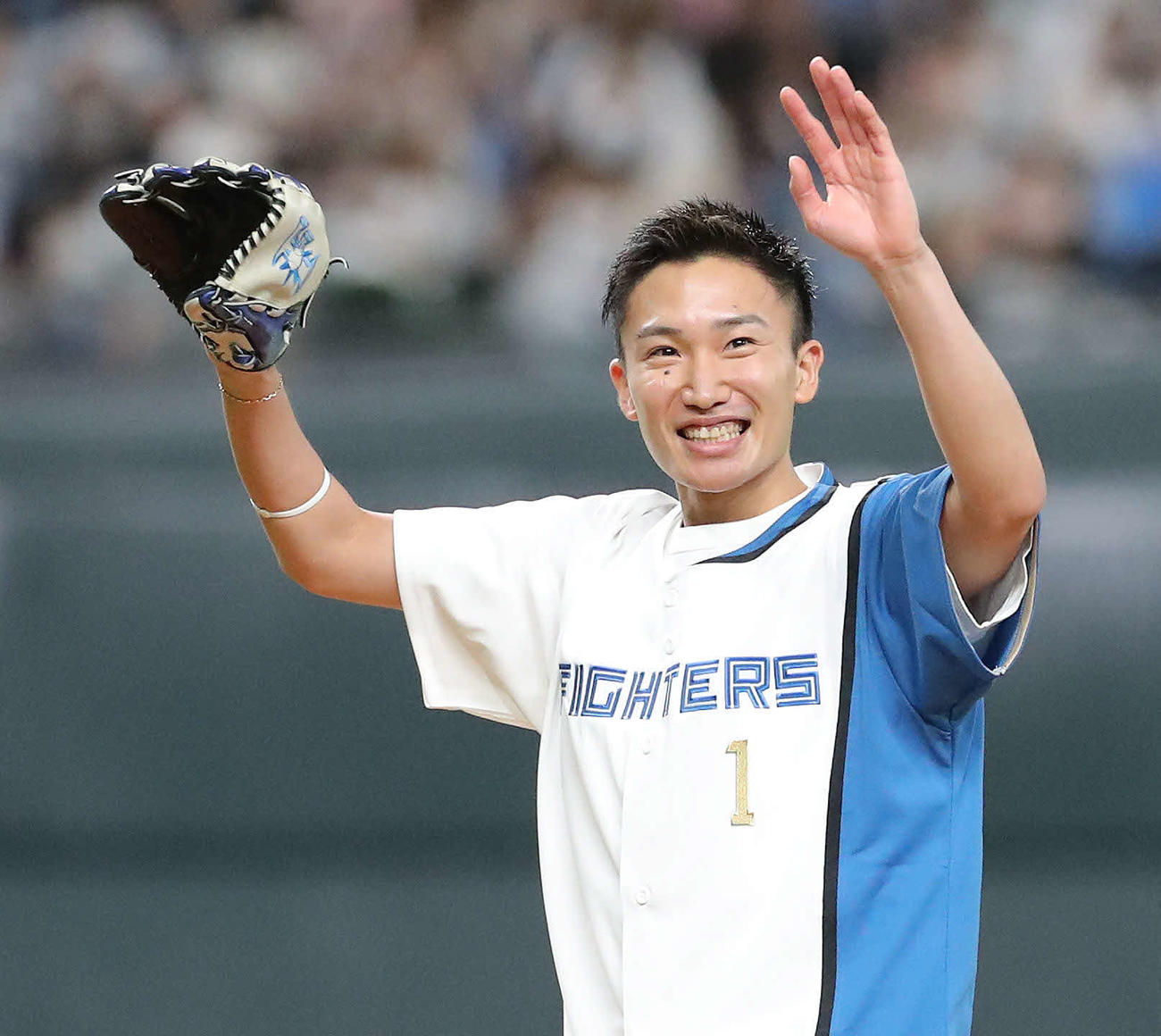 日本ハム対巨人　試合開始前、ファーストピッチを終え笑顔を見せるバドミントンの桃田（撮影・河田真司）