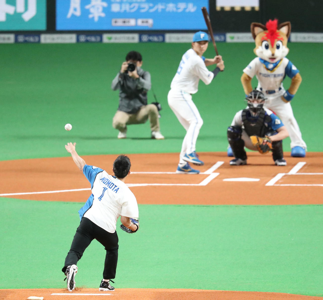日本ハム対巨人　試合前、ファーストピッチセレモニーを務める桃田（撮影・佐藤翔太）