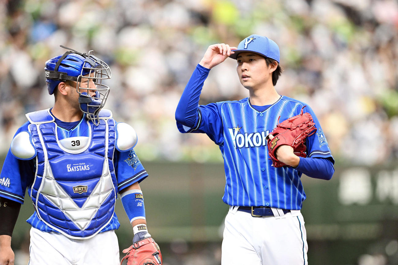 西武対DeNA 4回、追加点を許し悔しげな表情でベンチへ引き上げるDeNA京山（右）と嶺井（撮影・滝沢徹郎）