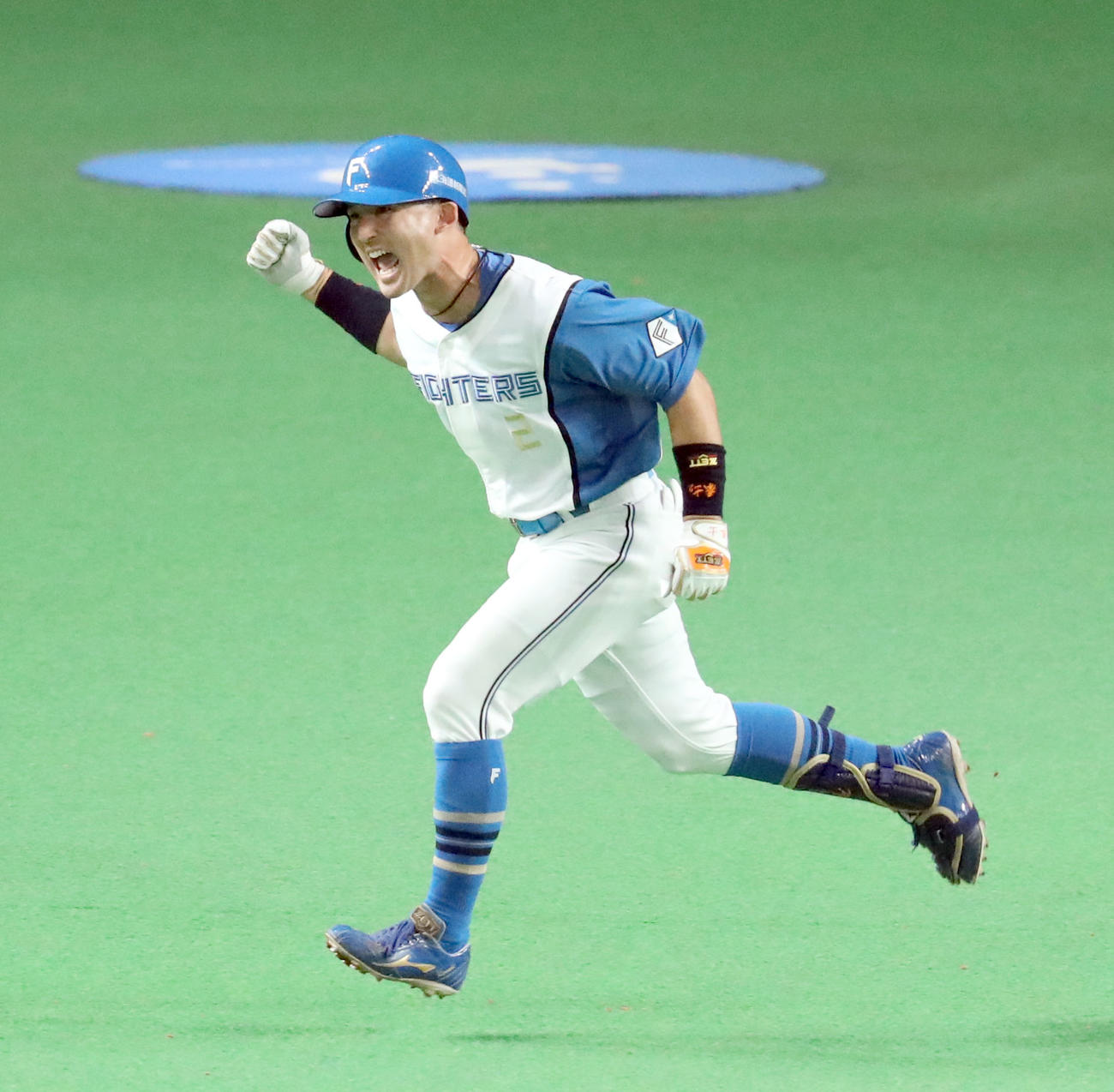 日本ハム対巨人　4回裏日本ハム無死満塁、杉谷拳士は右前適時打を放ち吠える（撮影・佐藤翔太）