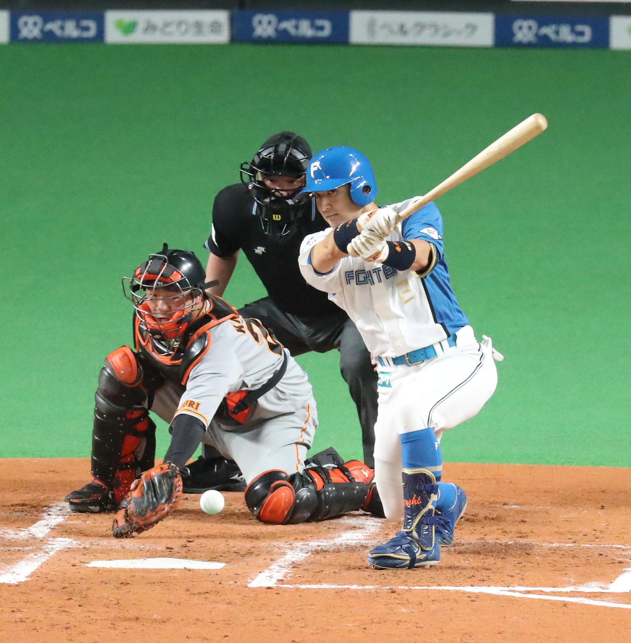 日本ハム対巨人　2回裏日本ハム1死二、三塁、杉谷拳士の遊ゴロの間に三走今川優馬が生還し勝ち越す（撮影・佐藤翔太）