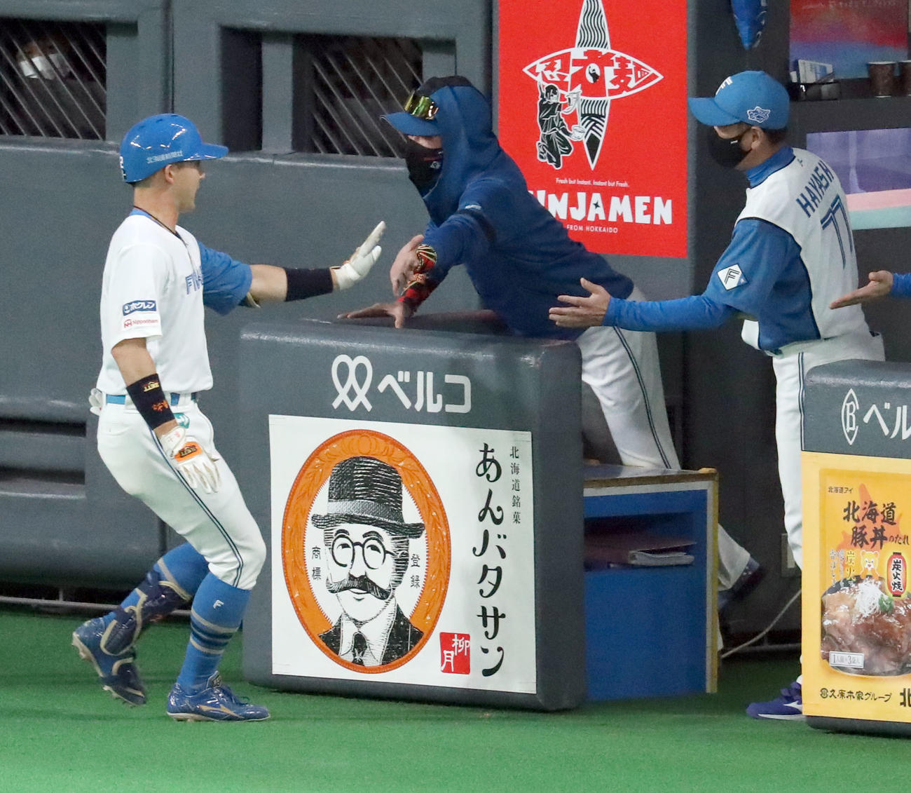 日本ハム対巨人　2回裏日本ハム1死二、三塁、杉谷拳士（左）は遊ゴロで勝ち越し、新庄剛志監督とタッチを交わす（撮影・佐藤翔太）