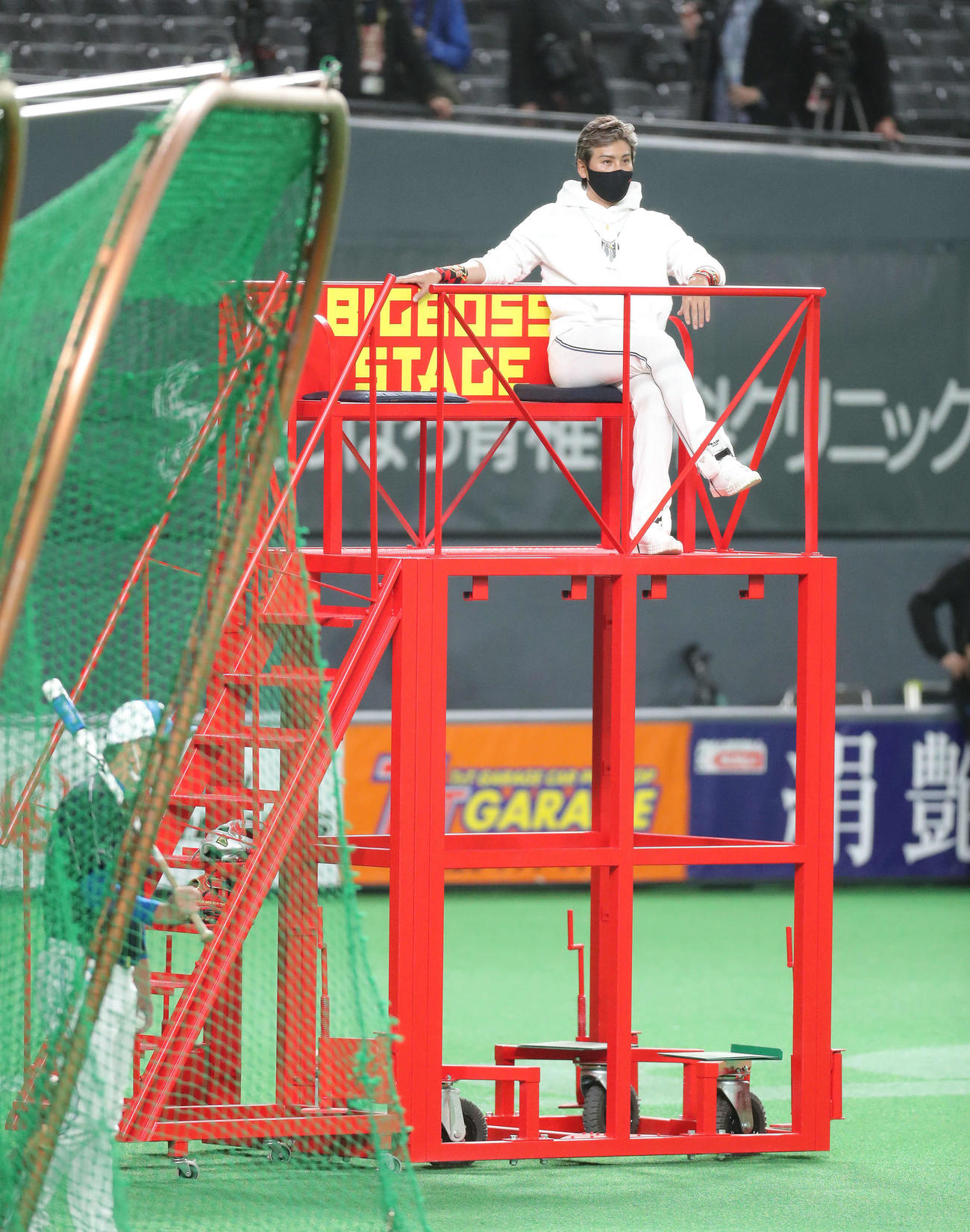 日本ハム対巨人　試合前、「BIGBOSSタワー」から練習を見る（撮影・河田真司）