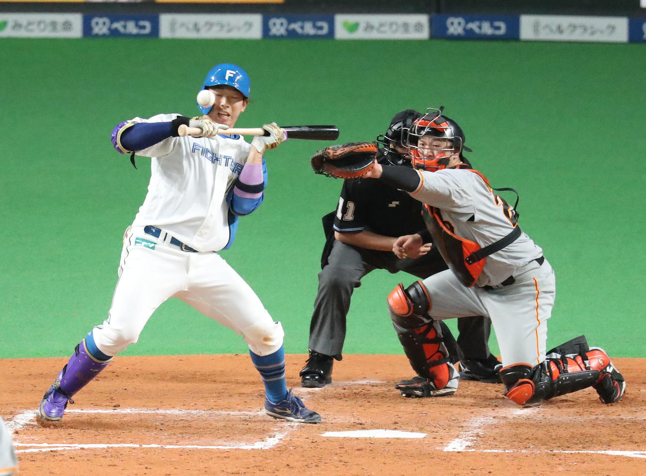 日本ハム対巨人　4回裏日本ハム無死一、二塁、宇佐見はセーフティーバントを試み内野安打で出塁する（撮影・佐藤翔太）