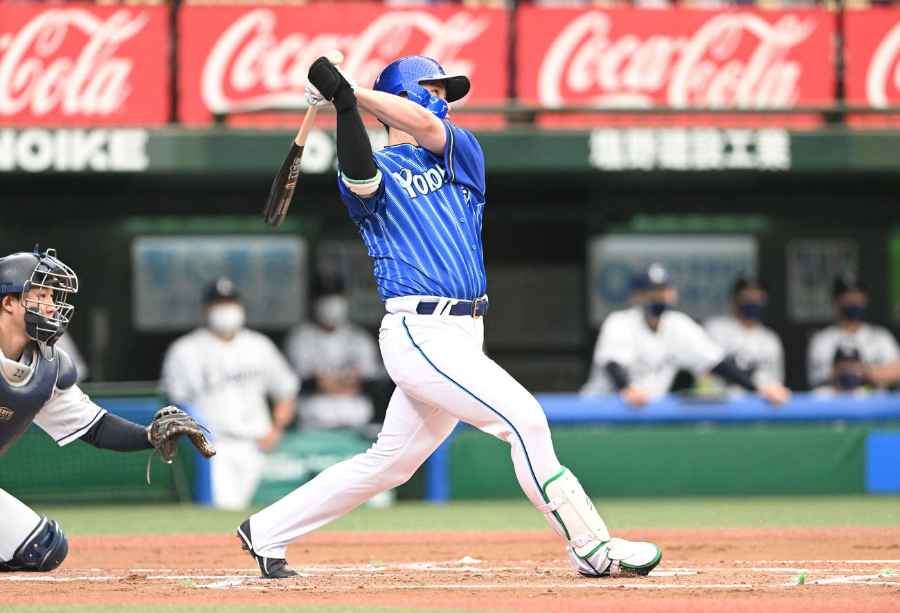 西武対DeNA 6回表DeNA2死、佐野はソロ本塁打を放つ（撮影・滝沢徹郎）