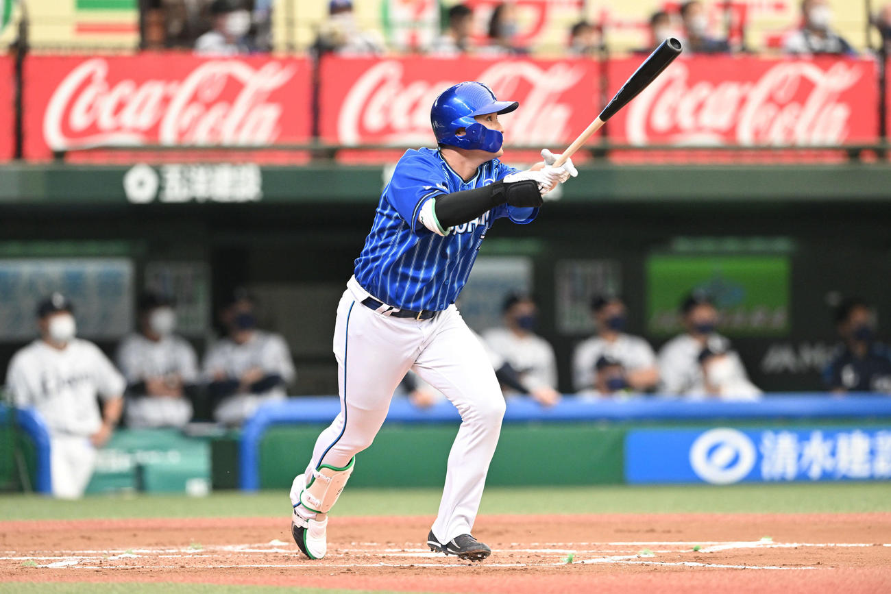 西武対DeNA 6回表DeNA2死、佐野はソロ本塁打を放つ（撮影・滝沢徹郎）